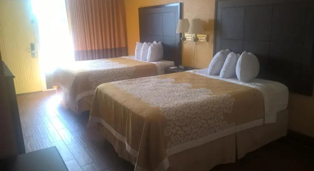 Четырёхместный люкс c 1 комнатой с видом на бассейн Days Inn & Suites by Wyndham Port Richey