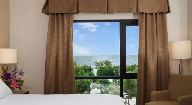 Двухместный номер Standard с видом на озеро Hilton Garden Inn Burlington Downtown