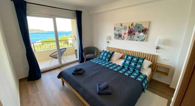 Apartment Sandra (2+2) with a breathtaking view 2, Prenota Appartamento Vis 