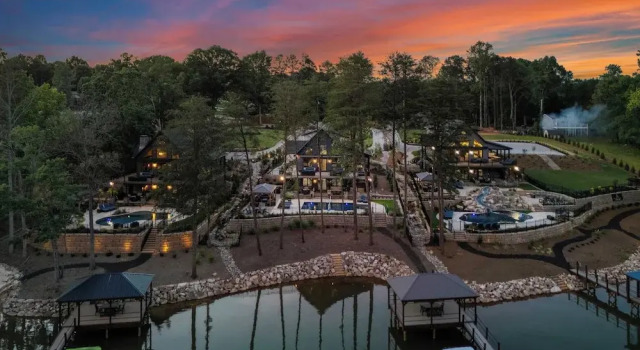 Коттедж The Lodges Avantstay Lakefront, Sleeps 66 Pools, Docks, Theaters, Views