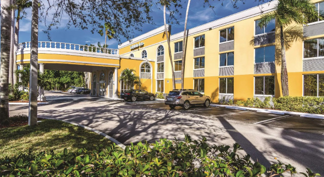 Кровать в общем номере La Quinta Inn by Wyndham Jupiter