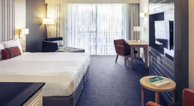 Двухместный номер Standard с балконом и с видом на бассейн Mercure Gold Coast Resort