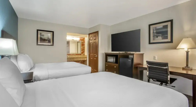 Четырёхместный номер Standard с балконом Best Western Copper Hills Inn