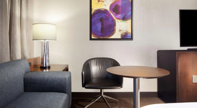 Четырёхместный номер Standard с видом на бассейн Hilton Parsippany