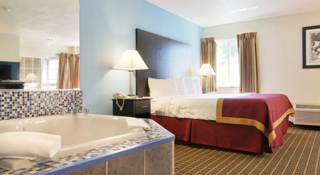 Baymont Inn & Suites Muskegon