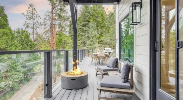 Коттедж с 4 комнатами с балконом Luxury Retreat, 5mins to the Lake Game Room + Fire Pit Howlite by Avantstay
