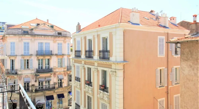 Large 1 Bedroom with Balcony City Centre