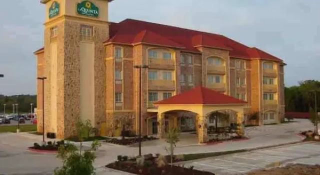 Кровать в общем номере La Quinta Inn & Suites by Wyndham Dallas South-DeSoto