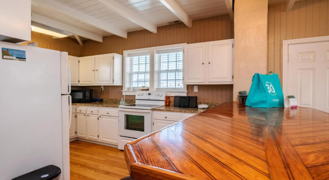 Coastal Breeze by Oak Island Accommodations, Забронировать Отель Остров Оук Северная Каролина