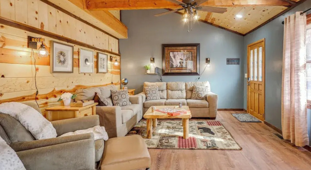 Hot Tub + Game Room: Gatlinburg Family Cabin!