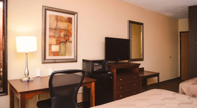 Четырёхместный номер Standard Quality Inn & Suites Ames Conference Center Near ISU Campus