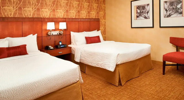 Четырёхместный люкс c 1 комнатой с видом на внутренний двор Courtyard by Marriott Chicago Naperville