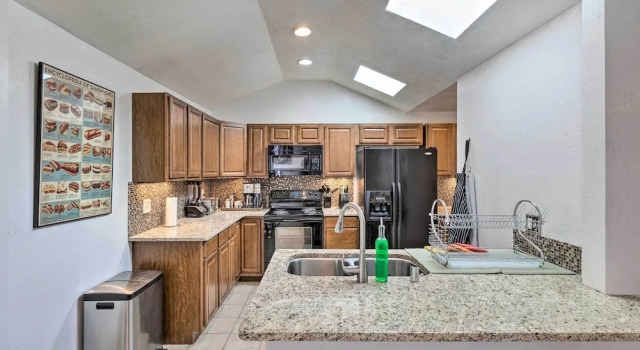 Коттедж Reno Home w/ Deck: 1 Mi to Riverwalk District!