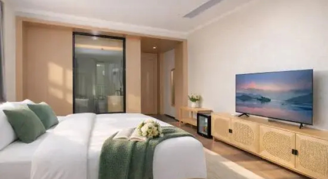 Семейный тент с балконом и с видом на горы Yangshuo Huaxin Hotel