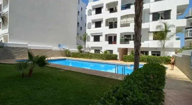 Grand appartement en face à la mer avec piscine., Rezerwuj Apartament Hotele w Tanger-Tetouan z parkingiem, Parking