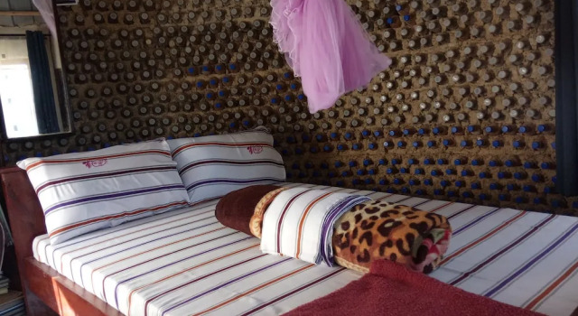Plastic Bottles House, Boek Hotel Hotels in Entebbe met parkeren, Parkeren
