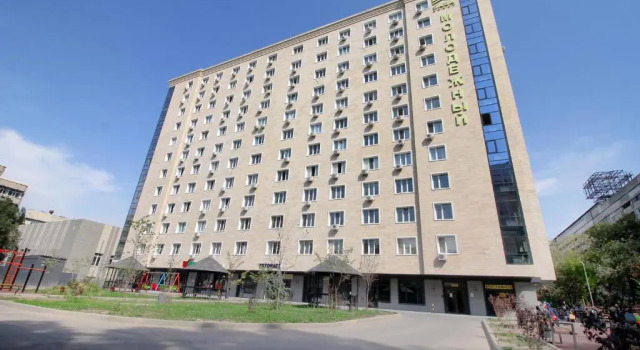 New and cozy studio in the best area!, Book Hotel Hoteller i Almaty med pool, nær Zhibek Zholy Metro Station, Swimmingpool