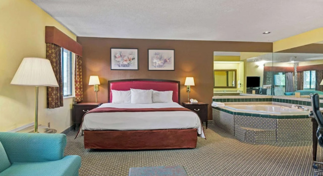 Двухместный люкс с балконом Baymont by Wyndham Washington Court House