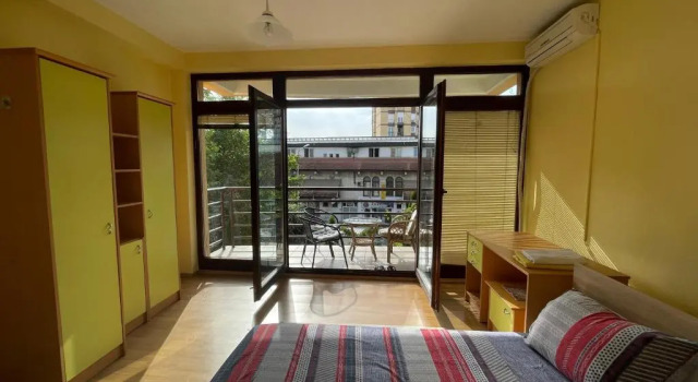 Huge Apartment with a Garden in the City Center, Забронировать Апартаменты/квартира Апартаменты Pristina County, Апартаменты/квартира