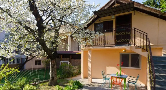 Апартаменты Cherry Tree Art House