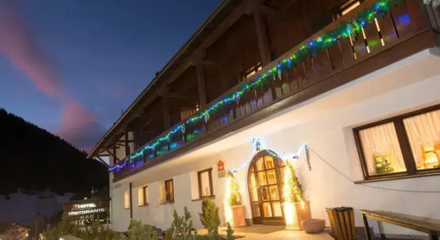 Hotel Casa Alpina - Alpin Haus, Забронировать Отель Отели Сельва-ди-Валь-Гардена с парковкой, рядом с Бугельный подъёмник Кадепунт, Парковка