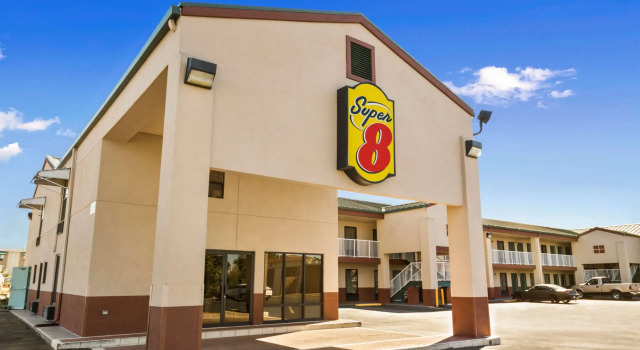 Super 8 by Wyndham Hattiesburg North - University Area, Забронировать Мини-отель Хаттисберг Миссисипи, рядом с Lake Terrace Convention Center