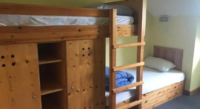 Кровать в общем номере (женский номер) Bushmills Hostel