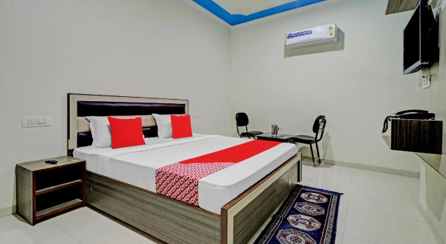 Люкс Standard OYO 76181 Hotel Raj Residency
