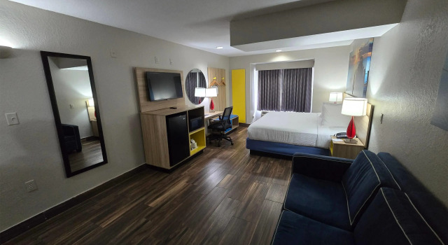 Days Inn & Suites by Wyndham Tampa/Raymond James Stadium