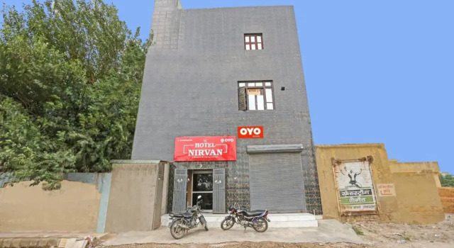 OYO Hotel Nirvan Near Jahangirpuri Metro Station, Забронировать Отель Отели Нью-Дели с парковкой, Парковка