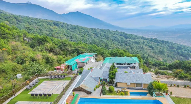Люкс Deluxe с балконом Regenta Resort Exotica Dharamshala on Hilltop