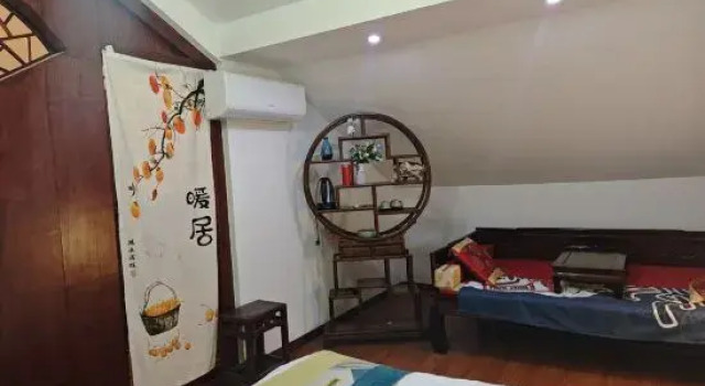Люкс с балконом и с видом на озеро Yuyantang Riverside Courtyard Boutique Inn