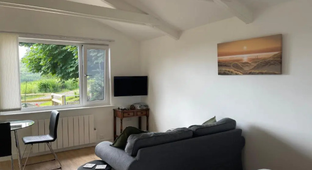 Коттедж c 1 комнатой Spacious lodge with king sized bed