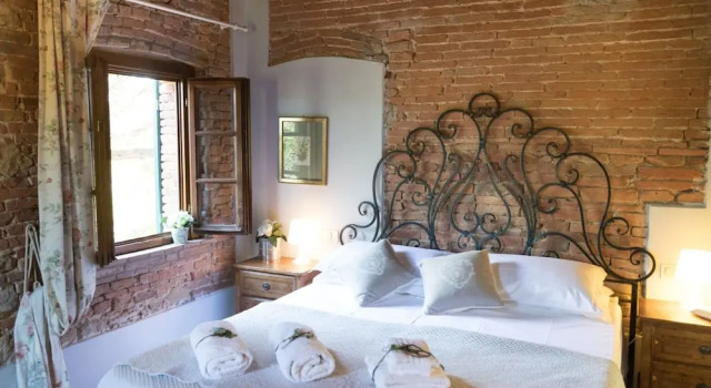 Farmhouse in Tuscany With Pool & Near Montecastello, Забронировать Отель Отели Montecastello с парковкой, Парковка