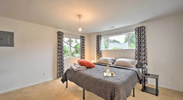 Bright Seattle Cottage w/ Private Backyard Access!, 预订 度假屋 White Center 美利坚合众国-美利堅合眾國