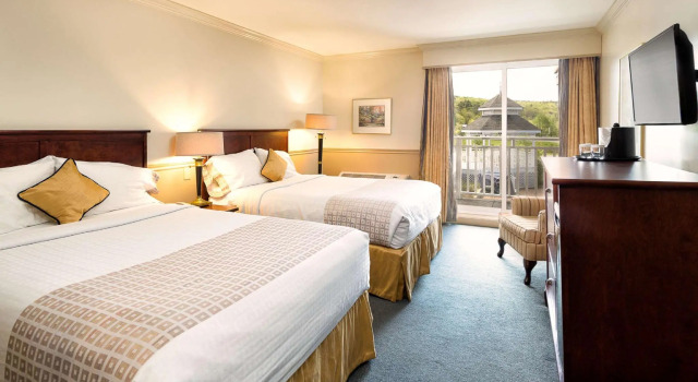 Четырёхместный номер Standard с балконом Inn on the Lake