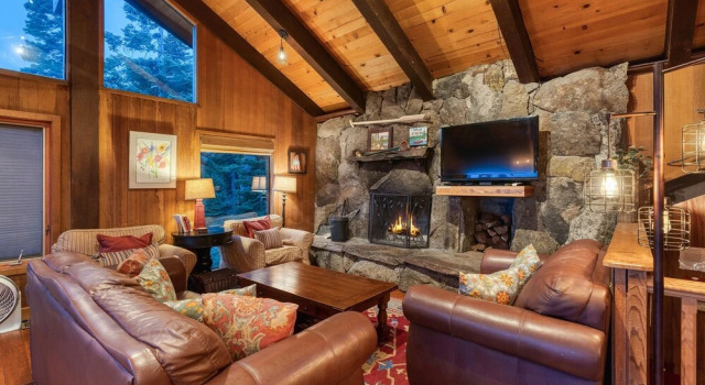 5BR 4BA Lake View Cabin by RedAwning