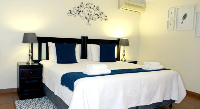 Кровать в общем номере Mandalay B&B