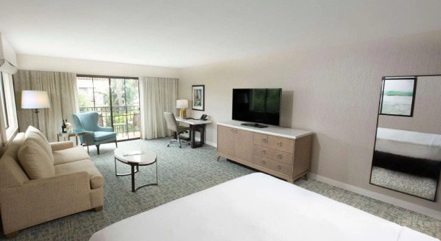 Номер Standard с балконом Hilton Santa Barbara Beachfront Resort