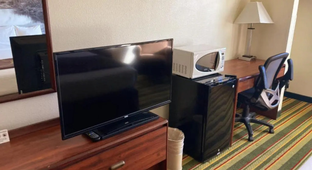 Четырёхместный номер Standard Super 8 by Wyndham Windsor