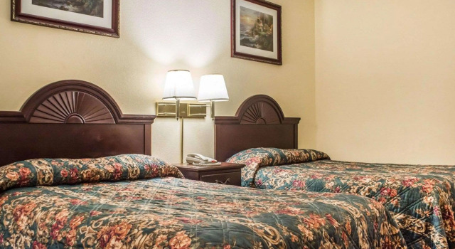 Четырёхместный номер Standard Econo Lodge & Suites
