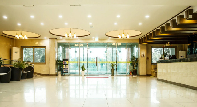 Whinstone Hotel and Resort