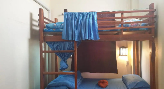 Кровать в общем номере Titans House Chiang Dao