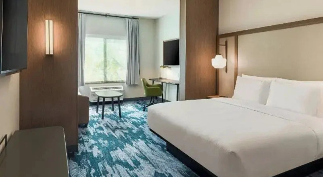 Двухместный люкс с частичным видом Fairfield Inn & Suites Hanford