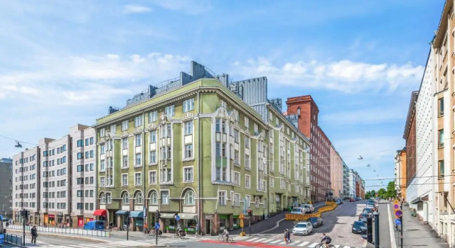 WeHost Top floor Transformable 2BR 8min to Centrum, Забронировать Отель Отели Хельсинки с парковкой, Парковка