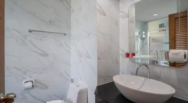 Двухместный номер Superior с балконом и с видом на бассейн Peace Blue Naiharn Naturist Resort Phuket SHA Extra Plus