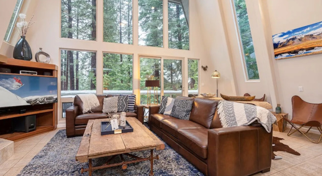 New Listing! Stylish Ski & Lake Getaway w/ Deck home, Забронировать Отель Инклайн-Виллидж North Lake Tahoe