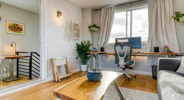 Апартаменты Walk to Empower Field: Townhome w/ Hot Tub!
