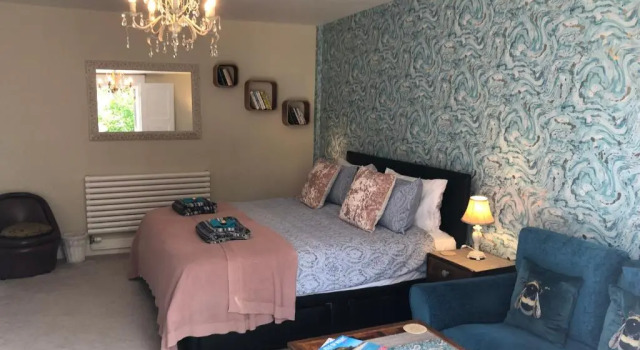 Little Treasure and Gem with private 2 person Hot Tub and up to 25 percent ferry saving, Rezervați Hotel Shanklin Isle of Wight