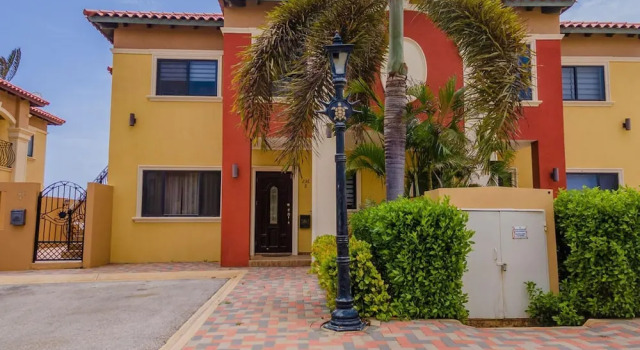 2br2ba Townhome With Pools GYM Gold Coast
